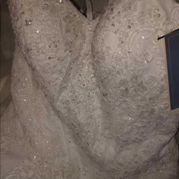 NEED GONE! PLEASE READ DESCRIPTION Oleg Cassini lace strapless wedding dress - Picture 4 of 6